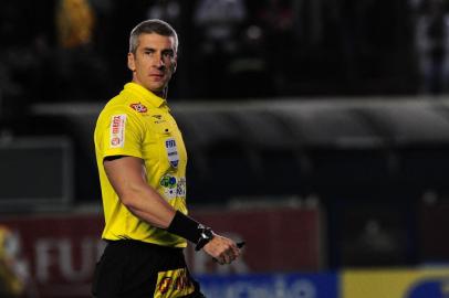 CAXIAS DO SUL, RS, BRASIL, 28/03/2019. SER Caxias x Aimoré, jogo de volta das quartas-de-final do Campeonato Gaúcho (Gauchão 2019) e realizado no estádio Centenário. Na foto, árbitro Anderson Daronco. (Porthus Junior/Agência RBS)