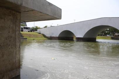 Empresa contratada pela OAB retira 250kg de lixo do Largo dos Açorianos.<!-- NICAID(14392879) -->