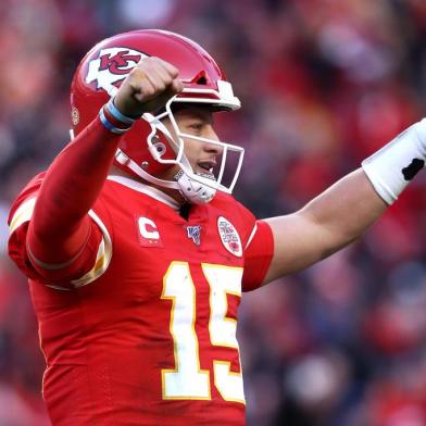 AFC Championship - Tennessee Titans v Kansas City ChiefsKANSAS CITY, MISSOURI - JANUARY 19: Patrick Mahomes #15 of the Kansas City Chiefs reacts after a touchdown in the fourth quarter against the Tennessee Titans in the AFC Championship Game at Arrowhead Stadium on January 19, 2020 in Kansas City, Missouri.   Jamie Squire/Getty Images/AFPEditoria: SPOLocal: Kansas CityIndexador: JAMIE SQUIRESecao: American FootballFonte: GETTY IMAGES NORTH AMERICAFotógrafo: STF<!-- NICAID(14392999) -->