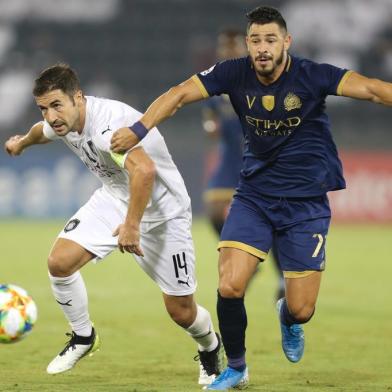  Sadd SC's Spanish midfielder Gabi vies for the ball with Nassr FC's Brazilian midfielder Giuliano during the AFC Champions League quarter-final football match between Saudi's al-Nassr and Qatar's Al-Sadd at the Jassim bin Hamad Stadium in Doha on September 16, 2019. (Photo by KARIM JAAFAR / AFP)Editoria: SPOLocal: DohaIndexador: KARIM JAAFARSecao: soccerFonte: AFPFotógrafo: STR