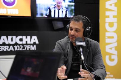  CAXIAS DO SUL, RS, BRASIL, 16/08/2019 - Programa show dos esportes na rádio Gaúcha Serra, com o convidado Marquinhos Santos, treinador do Esporte Clube Juventude. Apresentação de Eduardo Costa e Mauricio Reolon. (Marcelo Casagrande/Agência RBS)