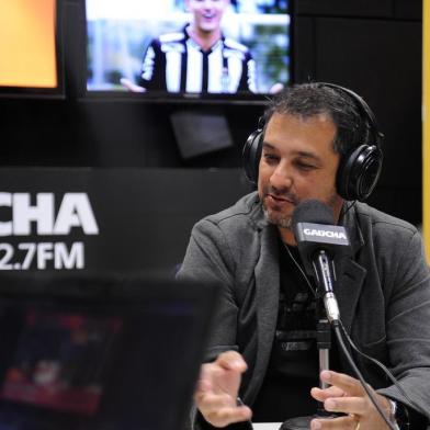  CAXIAS DO SUL, RS, BRASIL, 16/08/2019 - Programa show dos esportes na rádio Gaúcha Serra, com o convidado Marquinhos Santos, treinador do Esporte Clube Juventude. Apresentação de Eduardo Costa e Mauricio Reolon. (Marcelo Casagrande/Agência RBS)