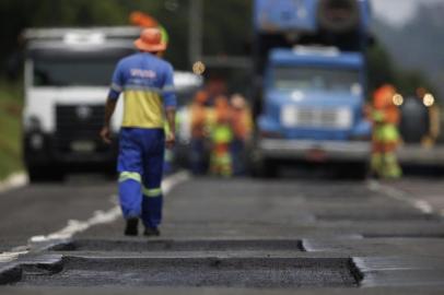  PORTO ALEGRE, RS, BRASIL, 27/11/2019- Raio-X das estradas - freeway no sentido Capital - Litoral. Rodovia está bem sinalizada, sem lixo e com homens trabalhando na manutenção das pistas. No entanto, há muitos remendos na pista.(FOTOGRAFO: LAURO ALVES / AGENCIA RBS)