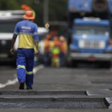  PORTO ALEGRE, RS, BRASIL, 27/11/2019- Raio-X das estradas - freeway no sentido Capital - Litoral. Rodovia está bem sinalizada, sem lixo e com homens trabalhando na manutenção das pistas. No entanto, há muitos remendos na pista.(FOTOGRAFO: LAURO ALVES / AGENCIA RBS)