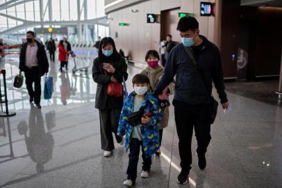  Travellers wearing protective masks walk to the departure area of the Daxing international airport in Beijing on January 21, 2020. - The death toll from a new China virus that is transmissible between humans rose to six, the mayor of Wuhan said in an interview with state broadcaster CCTV on January 21, as the World Health Organization said it would consider declaring an international public health emergency over the outbreak. (Photo by NICOLAS ASFOURI / AFP)Editoria: LIFLocal: BeijingIndexador: NICOLAS ASFOURISecao: leisure (general)Fonte: AFPFotógrafo: STF