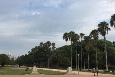  PORTO ALEGRE, RS. O dia amanheceu com sol entre nuvens nesta terça-feira (21).<!-- NICAID(14393633) -->