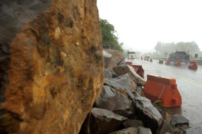 CAXIAS DO SUL, RS, BRASIL, 02/12/2019Percorremos a Rota do Sol, do viaduto Torto, em Caxias, até Terra de Areia, para verificar as condições da rodovia. Em geral, poucos problemas, ponto mais crítico é no Km 4 da ERS-486, onde houve deslizamento de rochas, em 22 de maio deste ano. As rochas permanecem lá.ERS-486, Km 4, onde teve queda de rochas, em Itati(Lucas Amorelli/Agência RBS)