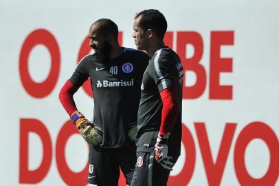  PORTO ALEGRE, RS, BRASIL, 11.03.2018. Inter treina no CT Parque Gigante para o Gre-Nal. Na foto: Danilo Fernandes e Marcelo Lomba (MATEUS BRUXEL/AGÊNCIA RBS)<!-- NICAID(13458810) -->