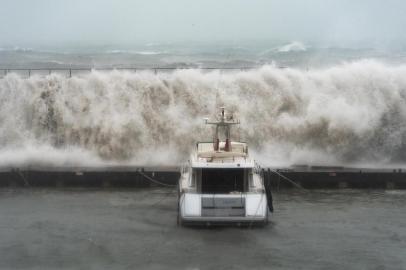  Big waves overpass a breakwater at the Port Olympic marina in Barcelona as storm Gloria batters Spanish eastern coast on January 21, 2020. - Freezing winds, heavy snow and rain lashed parts of Spain yesterday, killing three people, forcing the closure of schools that cancelled classes for nearly 200,000 students and disrupting travel, officials said. (Photo by Josep LAGO / AFP)Editoria: WEALocal: BarcelonaIndexador: JOSEP LAGOSecao: warningFonte: AFPFotógrafo: STR<!-- NICAID(14394003) -->