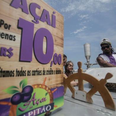  CAPÃO DA CANOA, RS, BRASIL - 2020.01.21 - Matéria sobre benefícios e cuidados sobre consumir açaí. Na foto: Vendedor Dyonatan Carvalho. Na foto: Vendedor Dyonatan Carvalho (Foto: André Ávila / Agencia RBS)<!-- NICAID(14393750) -->