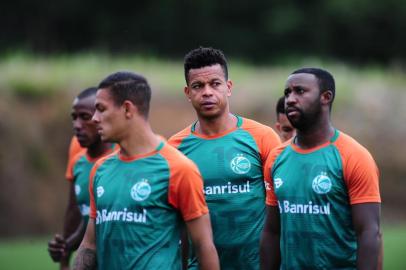  CAXIAS DO SUL, RS, BRASIL, 21/01/2019. Treino do Juventude no CT. O Ju se prepara para a estreia no Campeonato Gaúcho 2020 (Gauchão 2020). Na foto, zagueiro Edcarlos (C). (Porthus Junior/Agência RBS)