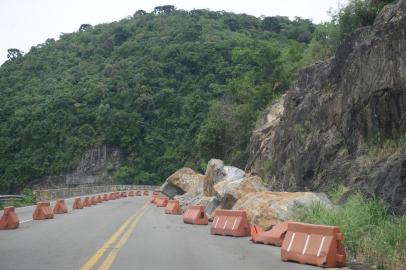  CAXIAS DO SUL, RS, BRASIL (17/12/2019)Sem previsão de retirada das rochas na Rota do Sol. Pedras foram pichadas em forma de protsto. (Antonio Valiente/Agência RBS)