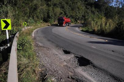  CAXIAS DO SUSLS, RS, BRASIL, 08/07/2019 - Reportagem confere estado das rodovias da região. NA FOTO: Km 47, antes e depois da curva da morte, buracos ainda não marcados mas grandes. Trecho com placas novas indicativas de curva. (Marcelo Casagrande/Agência RBS)