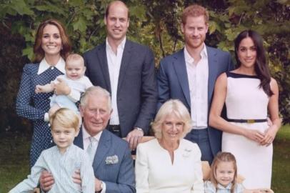 Príncipe Louis, filho caçula de Kate Middleton e do príncipe William, apareceu em novas fotos da família real divulgadas, nesta terça-feira, nas redes oficiais do palácio de Kensington por conta das comemorações dos 70 anos do avô do menino, príncipe Charles. O bebê de seis meses _ batizado em julho deste ano _ apareceu no colo da duquesa de Cambridge, que posou ao lado do marido. Os irmãos mais velhos de Louis, George e Charlotte ficaram sentados com o avô, Charles, e de Camilla Parkers, esposa dele. Príncipe Harry e Meghan Markle, grávida de seu primeiro herdeiro, também estavam no clique.<!-- NICAID(13830105) -->