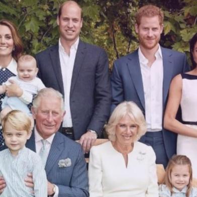 Príncipe Louis, filho caçula de Kate Middleton e do príncipe William, apareceu em novas fotos da família real divulgadas, nesta terça-feira, nas redes oficiais do palácio de Kensington por conta das comemorações dos 70 anos do avô do menino, príncipe Charles. O bebê de seis meses _ batizado em julho deste ano _ apareceu no colo da duquesa de Cambridge, que posou ao lado do marido. Os irmãos mais velhos de Louis, George e Charlotte ficaram sentados com o avô, Charles, e de Camilla Parkers, esposa dele. Príncipe Harry e Meghan Markle, grávida de seu primeiro herdeiro, também estavam no clique.<!-- NICAID(13830105) -->