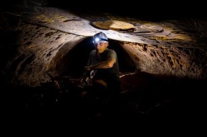 BOQUEIRÃO DO LEÃO, RS, BRASIL, 09-12-2019: O geólogo e professor Heinrich Frank, da Universidade Federal do Rio Grande do Sul (UFRGS), visita uma paleotoca em Boqueirão do Leão que teria sido habitada por preguiças gigantes há milhares de anos. Ele estuda paleotocas (túneis) escavadas por mamíferos da Megafauna Cenozóica Sul-Americana, como, por exemplo, as preguiças gigantes pré-históricas. Grande parte dessas cavernas são encontradas na região sul do Brasil e uma das mais preservadas localiza-se em Boqueirão do Leão. (Foto: Mateus Bruxel / Agência RBS)<!-- NICAID(14364449) -->