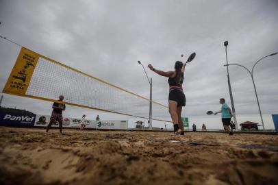  TORRES, RS, BRASIL - 2020.01.21 - Inaugurada em novembro de 2019, a quadra de beach tennis de Torres é fruto de uma parceria público-privada. A área foi cedida pela prefeitura e a obra ficou por conta de patrocinadores. (Foto: André Ávila/ Agência RBS)<!-- NICAID(14394613) -->