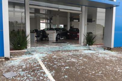  Bandidos invadem concessionária, quebram vitrine com carro e levam cinco veículos zero-quilômetro em Sapiranga<!-- NICAID(14395017) -->