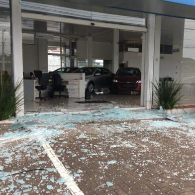  Bandidos invadem concessionária, quebram vitrine com carro e levam cinco veículos zero-quilômetro em Sapiranga<!-- NICAID(14395017) -->