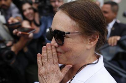  Brazilian actress Regina Duarte gestures as she leaves the airport in Brasilia, on January 22, 2020. - Duarte was invited by the Brazilian president Jair Bolsonaro to be the next Brazil's Culture Secretary, after Bolsonaro fire the last Brazil's Culture Secretary, Roberto Alvim, over a speech in which he appeared to quote Adolf Hitler's propaganda minister Joseph Goebbels. (Photo by SERGIO LIMA / AFP)Editoria: POLLocal: Rio de JaneiroIndexador: SERGIO LIMASecao: politics (general)Fonte: AFPFotógrafo: STR<!-- NICAID(14395021) -->