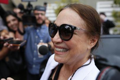  Brazilian actress Regina Duarte gestures as she leaves the airport in Brasilia, on January 22, 2020. - Duarte was invited by the Brazilian president Jair Bolsonaro to be the next Brazils Culture Secretary, after Bolsonaro fire the last Brazils Culture Secretary, Roberto Alvim, over a speech in which he appeared to quote Adolf Hitlers propaganda minister Joseph Goebbels. (Photo by SERGIO LIMA / AFP)Editoria: POLLocal: Rio de JaneiroIndexador: SERGIO LIMASecao: politics (general)Fonte: AFPFotógrafo: STR<!-- NICAID(14395022) -->