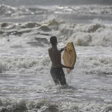  CAPÃO DA CANOA, RS, BRASIL - 18.01.2020 -Mesmo com ressaca do mar, veranistas aproveitam dia na praia em Capão da Canoa. Alternativa para muitos foi buscar um lugar no alto das dunas. (Foto: ANDRÉ ÁVILA/ Agência RBS)<!-- NICAID(14391735) -->