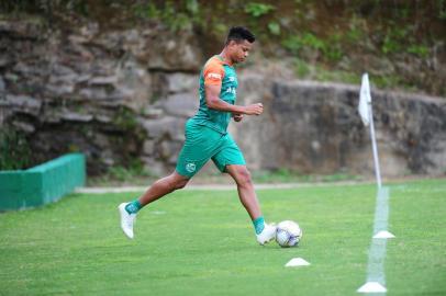  CAXIAS DO SUL, RS, BRASIL, 21/01/2019. Treino do Juventude no CT. O Ju se prepara para a estreia no Campeonato Gaúcho 2020 (Gauchão 2020). Na foto, zagueiro Edcarlos. (Porthus Junior/Agência RBS)