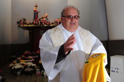 FARROUPILHA, RS, BRASIL, 16/05/2014. Santuário de Nossa Senhora de Caravaggio, matéria com os padres que receberam Luiz Felipe Scolari, o Felipão, técnico da Seleção Brasileira de Futebol Masculino. Na foto, padre Constante Pasa dando benção em uma camisa da seleção. (Porthus Junior/Pioneiro)Indexador: