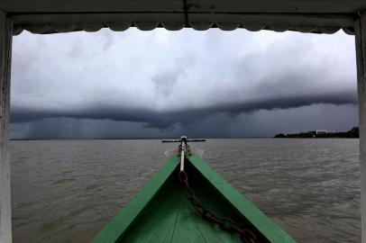  IMBÉ, RS, BRASIL - 22.01.2020 - Quem vai ao litoral durante o verão, geralmente quer ficar perto do mar. Aqui no Rio Grande do Sul, o veranista  tem a vantagem da escolha entre a água salgada e a doce. Lagoas e rios que, assim como o mar, banham os municípios, são recheadas de atividades que podem ser alternativas para quem não quer colocar o pé na areia. Uma delas é o passeio de barco pela costa de Imbé, o único da região que une história, vista da fauna e da flora, e se transforma em uma terapia para os olhos e para a mente. (Foto: Lauro Alves/Agencia RBS)