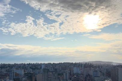  (23/01/2020) - PORTO ALEGRE, RS. O dia amanheceu com sol entre nuvens na Capital. Foto: Tiago Boff / Agência RBS<!-- NICAID(14396037) -->