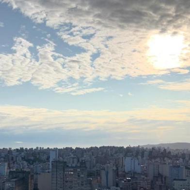  (23/01/2020) - PORTO ALEGRE, RS. O dia amanheceu com sol entre nuvens na Capital. Foto: Tiago Boff / Agência RBS<!-- NICAID(14396037) -->