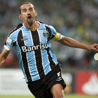  Brazils Gremio player Hernan Barcos celebrates after scoring against Colombias Atletico Nacional  during their Libertadores Cup football match at the Atanasio Girardot stadium on April 2, 2014, in Medellin, Antioquia department, Colombia. AFP PHOTO/Raul ARBOLEDAEditoria: SPOLocal: MedellínIndexador: RAUL ARBOLEDASecao: SoccerFonte: AFPFotógrafo: STR