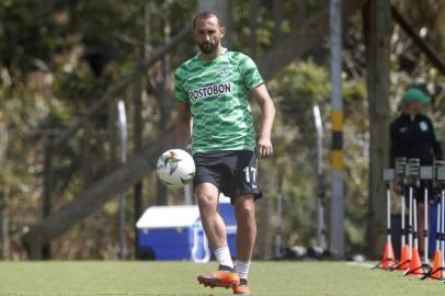 Atlético Nacional presenta a sus refuerzos extranjeros.MED108- GUARNE (COLOMBIA), 29/01/2019.- El delantero argentino Hernán Barcos participa en un entrenamiento del equipo de fútbol colombiano Atlético Nacional este martes en Guarne (Colombia). Cepellini llega a Atlético Nacional procedente de Danubio de Uruguay y Barcos procedente de Cruzeiro de Brasil. EFE/Luis Eduardo Noriega A.Editoria: DEPLocal: GuarneIndexador: Luis Eduardo Noriega A.Secao: FútbolFonte: EFEFotógrafo: Gráfica Bogotá