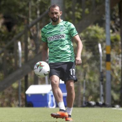 Atlético Nacional presenta a sus refuerzos extranjeros.MED108- GUARNE (COLOMBIA), 29/01/2019.- El delantero argentino Hernán Barcos participa en un entrenamiento del equipo de fútbol colombiano Atlético Nacional este martes en Guarne (Colombia). Cepellini llega a Atlético Nacional procedente de Danubio de Uruguay y Barcos procedente de Cruzeiro de Brasil. EFE/Luis Eduardo Noriega A.Editoria: DEPLocal: GuarneIndexador: Luis Eduardo Noriega A.Secao: FútbolFonte: EFEFotógrafo: Gráfica Bogotá