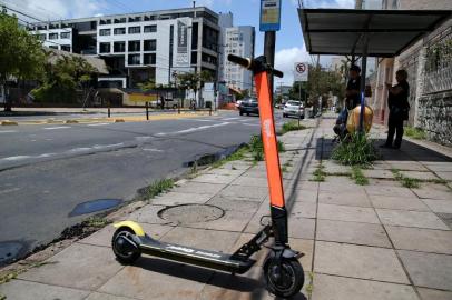  PORTO ALEGRE- RS- BRASIL- 23/01/2020- Principal serviço de aluguel de patinetes elétricas de Porto Alegre, a Grow ¿ fusão das startups Yellow e Grin ¿ anunciou na quarta-feira (22) que está encerrando a operação dos veículos compartilhados na cidade. Conforme comunicado, as bikes da Yellow também deixam de ser oferecidas.  Patinete encontrada na Rua José de Alencar.  FOTO FERNANDO GOMES/ ZERO HORA.<!-- NICAID(14396109) -->