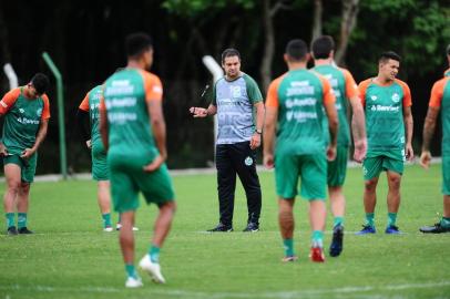  CAXIAS DO SUL, RS, BRASIL, 21/01/2019. Treino do Juventude no CT. O Ju se prepara para a estreia no Campeonato Gaúcho 2020 (Gauchão 2020). Na foto, técnico Marquinhos Santos orientando os jogadores. (Porthus Junior/Agência RBS)