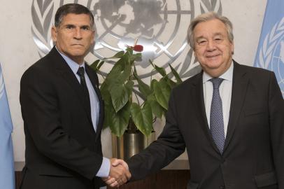 General brasileiro Carlos Alberto dos Santos Cruz (esquerda) entregou relatório ao secretário-geral da ONU, António Guterres