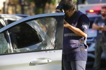  PORTO ALEGRE, RS, BRASIL - 10.10.2019 - Um homem foi morto a tiros na tarde desta quinta-feira (10), na zona norte de Porto Alegre. Segundo a Brigada Militar, o crime foi cometido por volta das 15h, na Rua Saulo Coelho. A vítima estava dentro de um veículo e foi alvejada diversas vezes. (Foto: Marco Favero/Agencia RBS)<!-- NICAID(14285325) -->