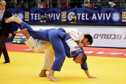  Germanys Dominic Ressel (blue) competes against Brazils Eduardo Yudy Santos during mens under 81 kg weight category match during the Tel Aviv Grand Prix Judo Championship in the Israeli coastal city of Tel Aviv on January 24, 2020. (Photo by JACK GUEZ / AFP)Editoria: SPOLocal: Tel AvivIndexador: JACK GUEZSecao: judoFonte: AFPFotógrafo: STF<!-- NICAID(14397659) -->