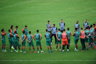  CAXIAS DO SUL, RS, BRASIL, 21/01/2019. Treino do Juventude no CT. O Ju se prepara para a estreia no Campeonato Gaúcho 2020 (Gauchão 2020). Na foto, técnico Marquinhos Santos orientando os jogadores. (Porthus Junior/Agência RBS)