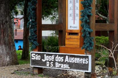  SÃO JOSÉ DOS AUSENTES, RS, BRASIL, 15/05/2018. De Manta e Cuia. Primeira reportagem da série sobre o inverno produzida em parceria entre Jornal Pioneiro, RBS TV Caxias e Gaúcha Serra mostra histórias de pessoas que vivem na cidade mais fria do Rio Grande do Sul, São José dos Ausentes. Na foto, o termômetro de Ausentes. (Diogo Sallaberry/Agência RBS)<!-- NICAID(13554539) -->