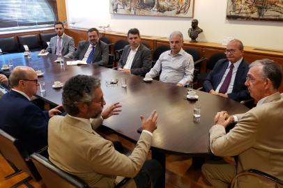 Foto: Cristiano Guerra | Gab. Dep. Frederico AntunesLegenda: Frederico, Branco e comitiva reúnem-se com embaixador do Brasil na Argentina