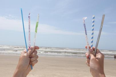  Os tipos de canudinhos: plástico individual (proibido), plástico coberto com plástico (proibido), biodegradável (aceito), papel coberto com papel (aceito e reutilizável), papel individual (aceito e reutilizável) e metal (aceito e reutilizável). (Foto: Lauro Alves/Agencia RBS)<!-- NICAID(14393885) -->