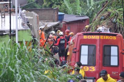 TrÃªs pessoas morreram apÃ³s desabamento de casa, em IbiritÃ© (BH)BELO HORIZONTE, MG, 24.01.2020 ¿ DESABAMENTO-MG: Três pessoas morreram após desabamento de casa, em Ibirité, na região metropolitana de Belo Horizonte, devido as fortes chuvas que atingem a região, nesta sexta-feira (24). (Foto: Uarlen Valério/O Tempo/Folhapress)<!-- NICAID(14398029) -->