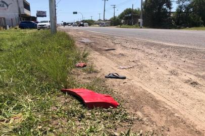 Um jovem de 22 anos morreu atropelado na Avenida Paraguassú, em Imbé, na madrugada deste sábado (25). O acidente aconteceu por volta das 3h15min, em frente a uma quadra de futebol. A vítima, identificada como Jorge Mateus Vargas, foi atingida por um Gol vermelho, com placas de Xangri-Lá. De acordo com o delegado Gustavo Brentano, uma motorista de aplicativo conduzia o veículo e não teria visto o jovem.<!-- NICAID(14398363) -->