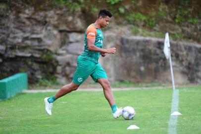  CAXIAS DO SUL, RS, BRASIL, 21/01/2019. Treino do Juventude no CT. O Ju se prepara para a estreia no Campeonato Gaúcho 2020 (Gauchão 2020). Na foto, zagueiro Edcarlos. (Porthus Junior/Agência RBS)