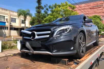 O motorista de uma Mercedes-Benz GLA 250, com placas de Portão, seguia em direção ao Litoral, quando o pai e a criança atravessaram a rodovia. <!-- NICAID(14398568) -->