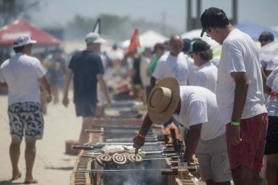 O sábado de sol forte, céu azul e 27°C ficou ainda mais quente na beira da praia de Atlântida com a instalação de churrasqueiras do 4º Paleta Atlântida, evento que reúne assadores e amantes de churrasco. Nesta edição, os organizadores reuniram 610 trios de assadores, e acreditam que isso possa tornar o encontro o maior churrasco do mundo. Foto: André Ávila/Agência RBS<!-- NICAID(14398617) -->