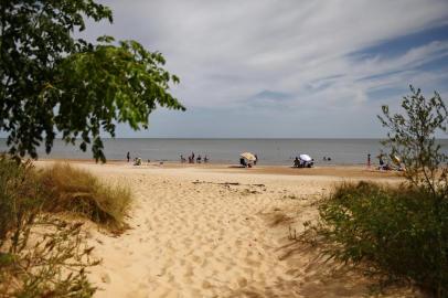  PORTO ALEGRE, RS, BRASIL, 25-01-2020: Direção do Parque Estadual de Itapuã, em Viamão, reabre a Praia da Pedreira e a Praia de Fora para visitação do público, depois de anos com apenas a Praia das Pombas disponível aos visitantes (FOTO FÉLIX ZUCCO/AGÊNCIA RBS, Editoria de Porto Alegre).<!-- NICAID(14398592) -->