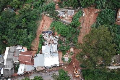 Aerial view showing rescue workers searching for five victims who were buried by a landslide in Jardim Alvorada neighbourhood in Belo Horizonte, state of Minas Gerais, Brazil, on January 25, 2020 following days of heavy rain. - At least 30 people have been killed by storms in southeastern Brazil, the same region where a dam collapse one year ago killed 270 people, firefighters said on Saturday. Two days of torrential rain in Minas Gerais state have also left several people injured, at least 17 missing and more than 2,500 homeless following a series of landslides and house collapses, Civil Defence officials said. (Photo by DOUGLAS MAGNO / AFP)<!-- NICAID(14398636) -->